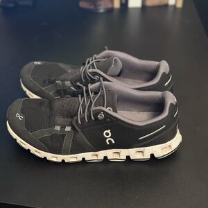 On Cloud Black/White Women’s size 10